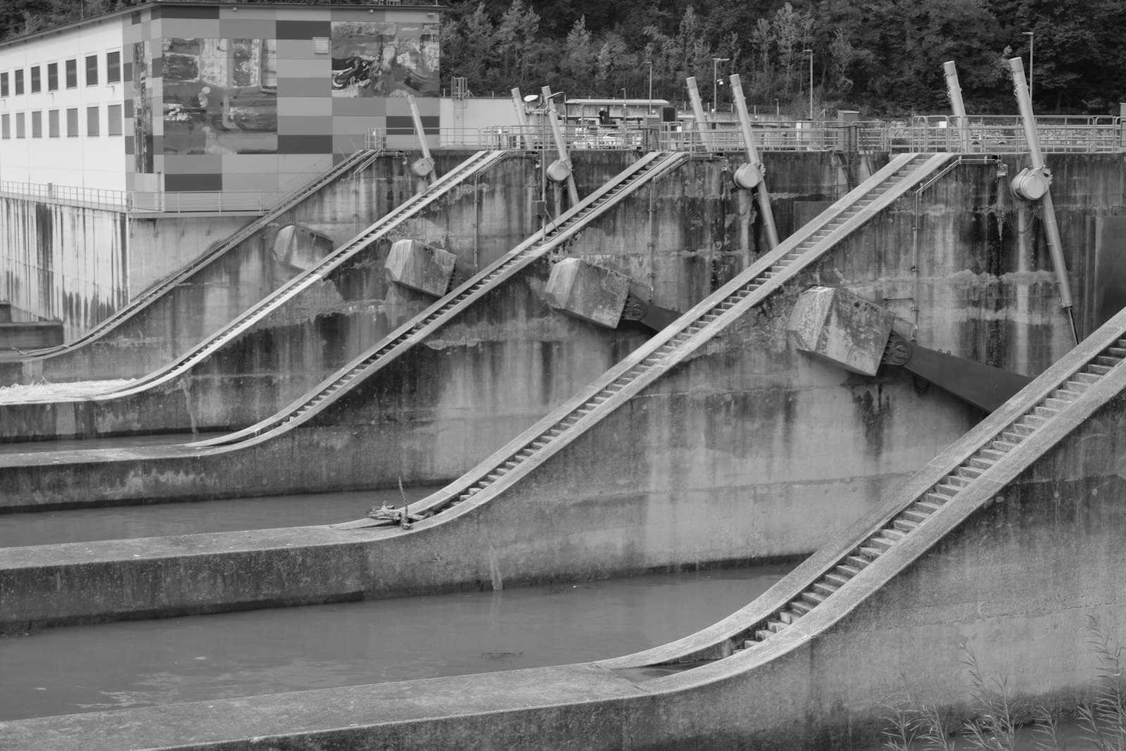 Concrete dam with spillway channels under continuous structural monitoring